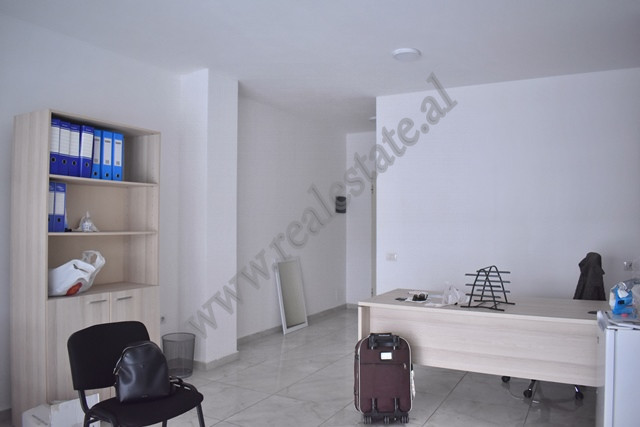 Ambient zyre me qira prane Ring Center ne Tirane.
Eshte i pozicionuar ne katin e katert te nje pall